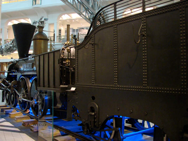 Bild Abb. 16: 2B-Schlepptenderlokomotive STEINBRÜCK (SÖDING), John Haswell 1848/1850, spätere Südbahn-Reihe 15a, Bahn-Nr. 809-830. Technisches Museum, Wien.